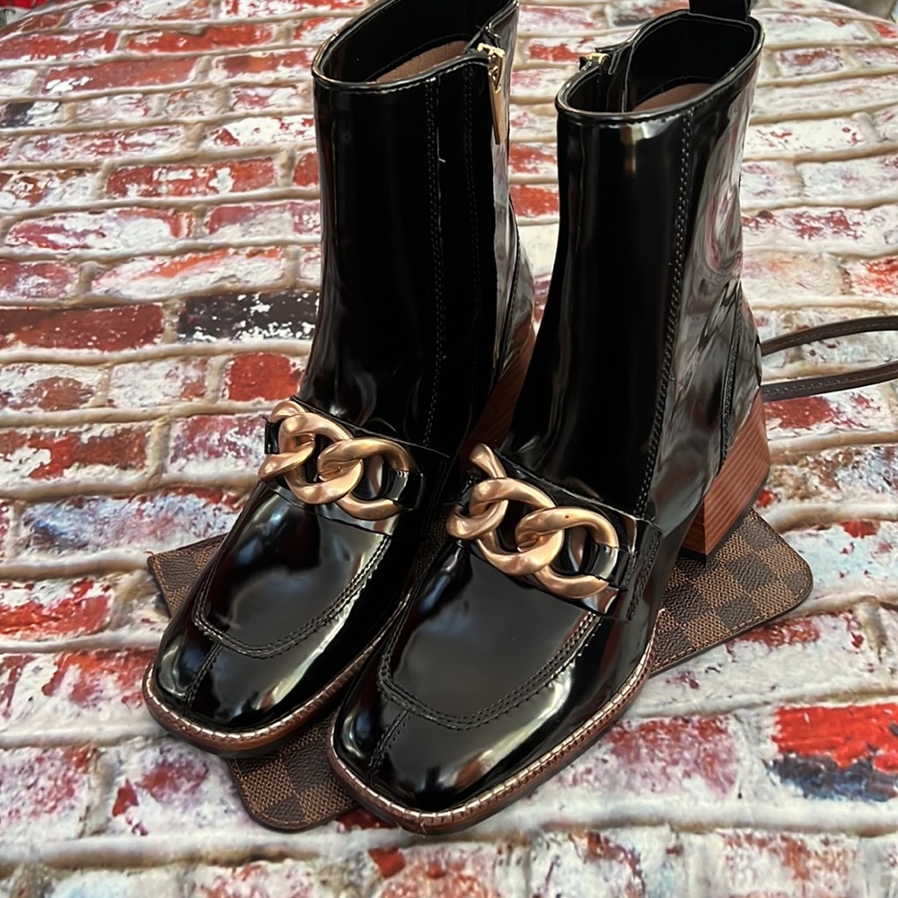 Steve Madden black patent leather with large top stitching and soft gold buckle - Picture 2 of 8